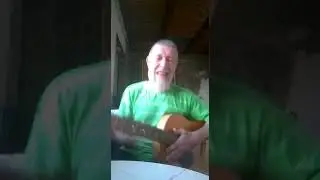 дед стучит по гитаре и говорит что-то