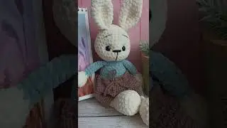 вязаный заяц в шортах, обзор