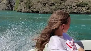 Плывем у водопадов внутри Сулакского каньона