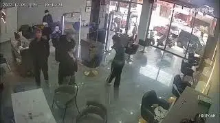 подстричься решил парнишка