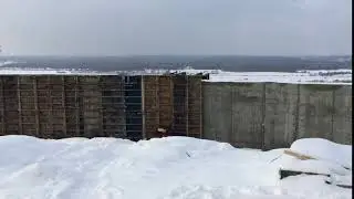 Опалубка подпорной стены в январе.