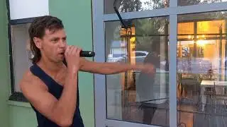 Пою у магазина