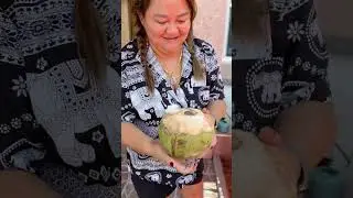 น้ำมะพร้าวแท้ๆ ดื่มแล้วชื่นใจ🥥 #น้ำมะพร้าว #แตนแตนcoffee