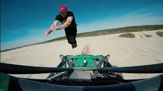 Сумасшедший парень прыгает через несущуюся багги!Crazy boy jumping over a speeding rock buggy!#buggy