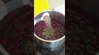 Easy 3 ingredients berry jam - healthy and no sugar