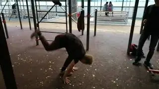НА ГОЛОВУ