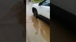 कभी निकले हो इस रोड से 😂#funny #akshaykumar #rajpalyadav #viralreels #funnymemes #road #rain #driver
