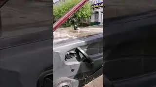 пьяная женщина села в лужу.