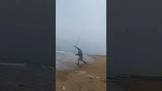Lance péndulo desde la playa. Tuna Rod Grand Prix #surfcasting #fishing #pescadeportiva