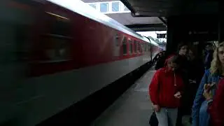 Pas På! Gennemkørende tog.