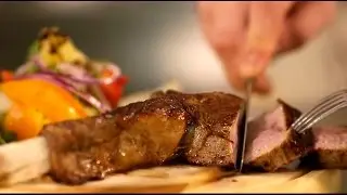 Реклама ресторана. Салат и стейк средней прожарки на кости.