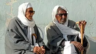 رجلان ضريران جلس على باب زوجة الملك فمن هو اكرم زوجة الملك او الله سبحانة