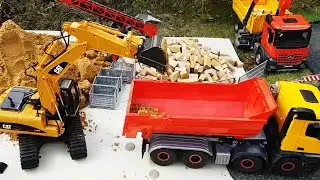 RC Excavator load RC Truck with sand