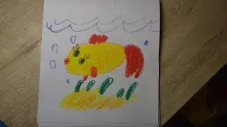 Ребенок рисует рыбку