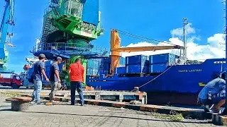 KAPAL KONTAINER TANTO LESTARI MELAKUKAN BONGKAR MUAT KONTAINER DI PELABUHAN MANOKWARI