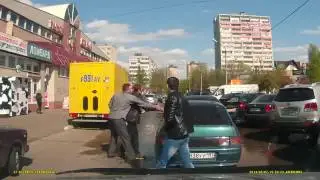 Устроили драку на дороге и получили по заслугам  Беспредел Драка махач смешно ДТ