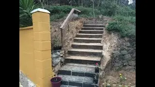 Muro de Bloques y Escalera con Traviesas de tren
