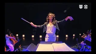 Renee Mooi canta 