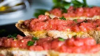 TOMATO AND GARLIC BREAD, a classic in my kitchen 