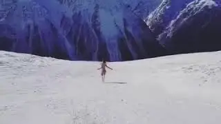 В Домбае жарковато. Нормальная такая доска у неё.