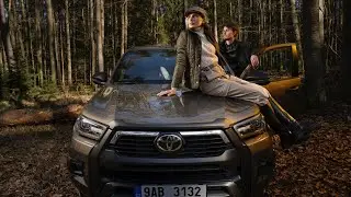 Fashion shoot: Prokop Pithart s manželkou ft. Toyota Hilux a RAV4
