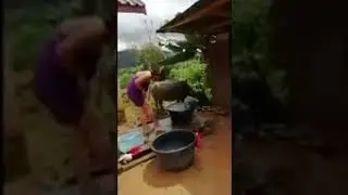Wanita Cantik Lagi Mandi.. Di video