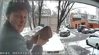 Мужик ломает домофон