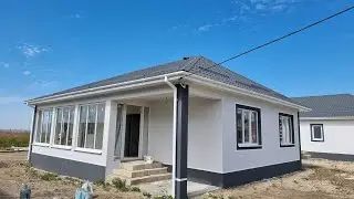Красивый дом с террасой .