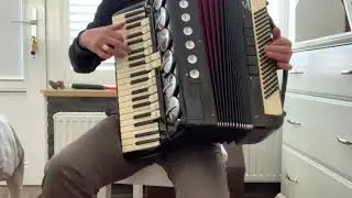De oude straatmuzikant