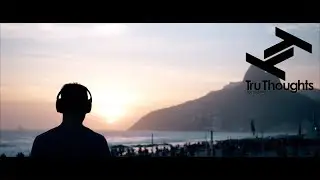 Carolina Lins & Os Planatos - I Predict A Riot (Official Video)