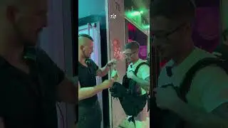 Le regala la Palinca al portero de discoteca!