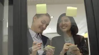 Footage: Mujeres de negocios tomando nota