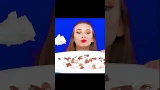 Девочка ест огромное мороженое.