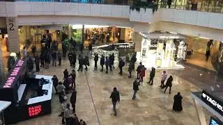 ТЦ Афимолл Сити, Москва, 10.03.2022. Очереди в банкомат Тинькофф и магазин Uniqlo