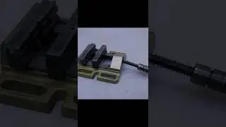 Self assembling vise