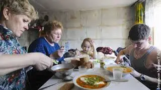 Половине россиян хватает денег только на еду и одежду
