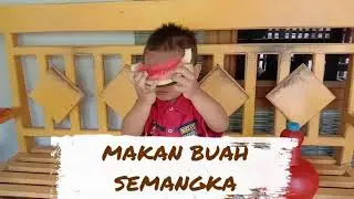 Gilang usia dua tahun suka makan buah SEMANGKA