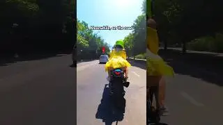 When a girl doesn’t UNDERSTAND that you shouldn’t DRESS like that on a motorcycle 😂 #reaction #moto