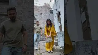 Поднять пальцами одной руки! 