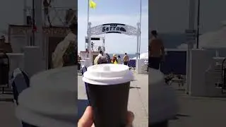 Анекдот. Иду на море с горячим стаканчиком кофе.