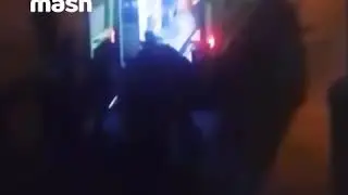 Случайные прохожие затаскивают в машину скорой пострадавшего во время стрельбы н