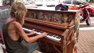 Бездомный Дональд Гулд играет на пианино (Donald Gould Homeless plays the piano)