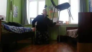 Поднял стул за ножку, своей пробитой рукой