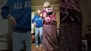Течёт ручей, бежит ручей.