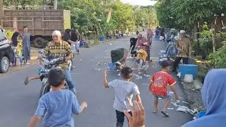 Pria Naik Motor Hamburkan Uang Rp 2 Ribu dlm Jumlah Banyak di Lokasi Sumbangan Masjid di Desa Marias