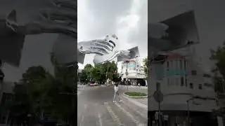 3D advertising reaches a new level. 😎👽🧨✨🎡