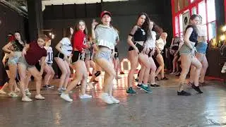 Twerk by Anna Volkova and group