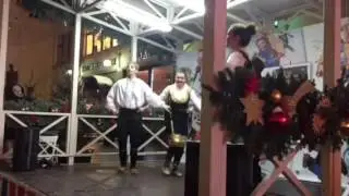 Сербский танец в центре Москвы..