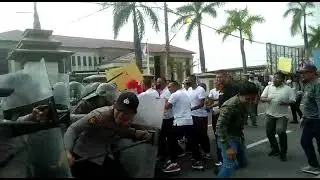 Massa Memanas Lempar Polisi dengan Air Mineral di Polres Tanjab Barat