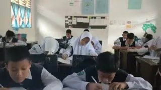 Berlatih Menulis Teks di Kelas 7.2